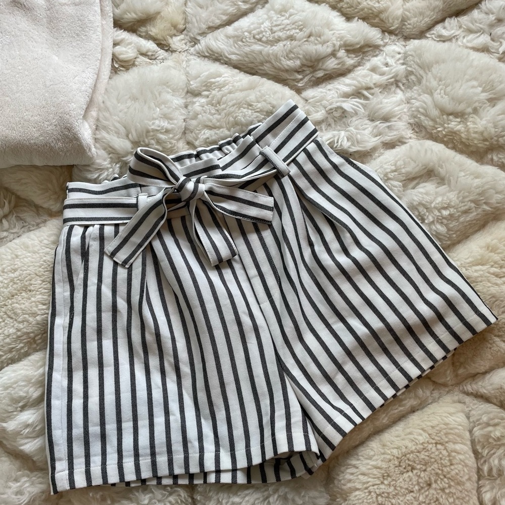 BLACK AND WHITE STRIPED SHORTS WITH BELT SIZE MEDIUM